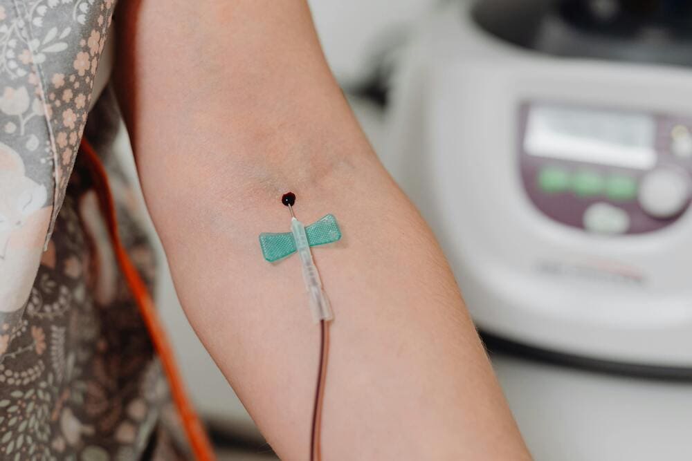 Medisch professional controleert gezondheidswaarden als cholesterol en leverfunctie.