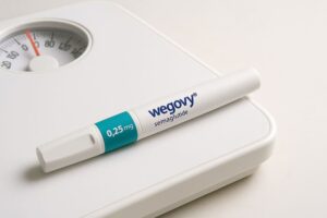 Semaglutide pen op weegschaal voor veilig afvallen